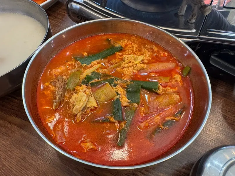 진한 육개장 국물이 담긴 뚝배기