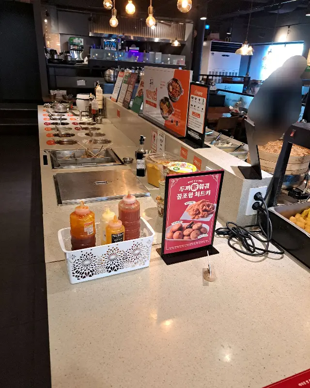다양한 떡볶이 재료가 있는 뷔페 코너