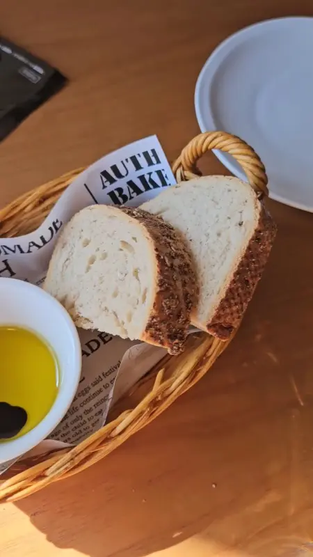 따뜻한 식전빵과 올리브 오일, 발사믹 글레이즈