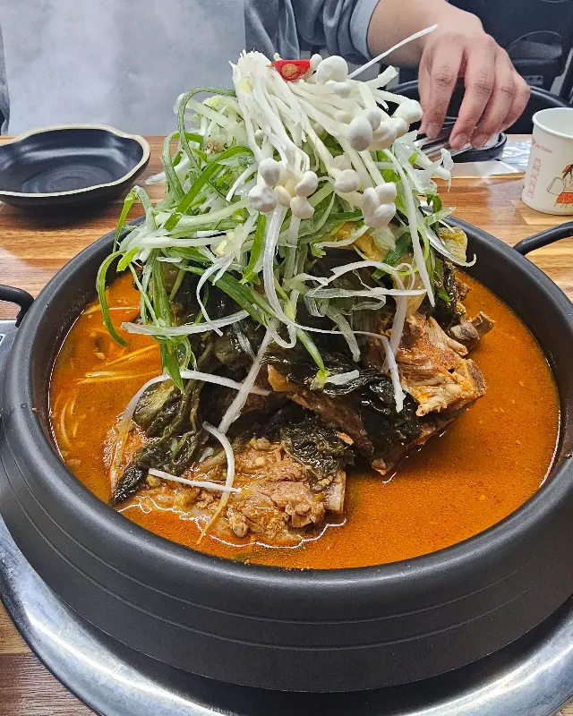 푸짐하게 담겨져 나온 감자탕