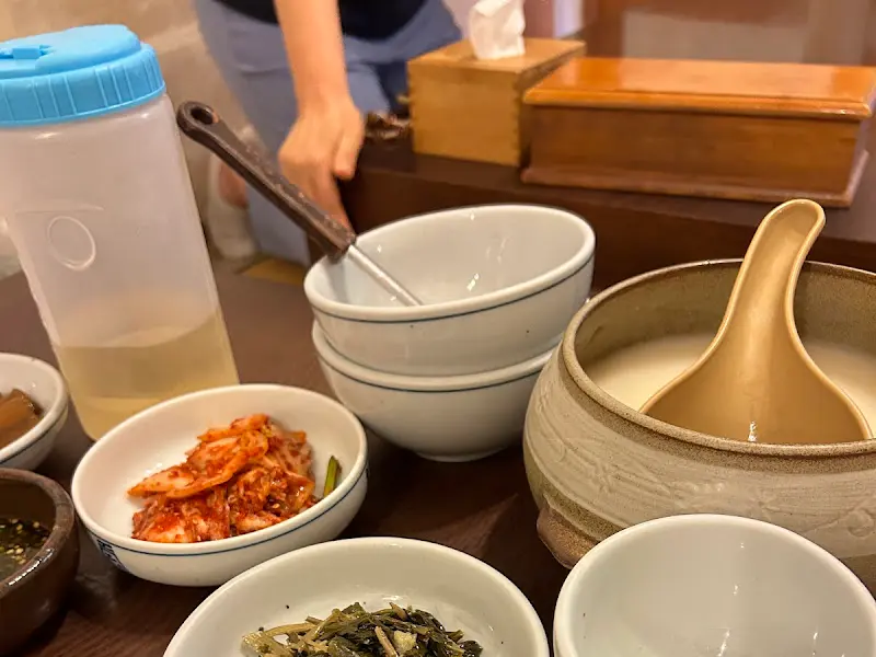 서영홍합밥 식당 내부