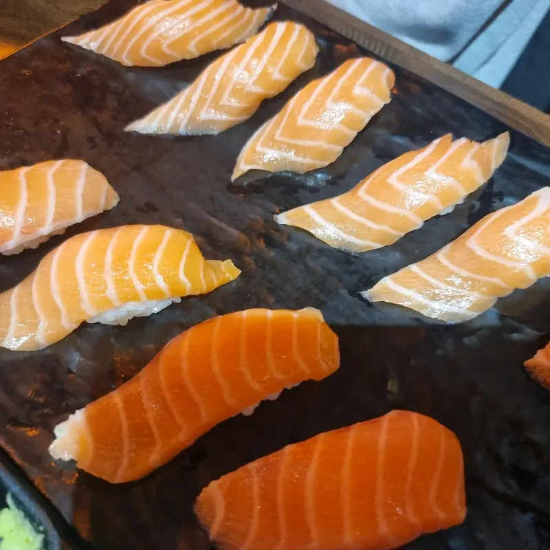 윤기가 흐르는 연어 초밥