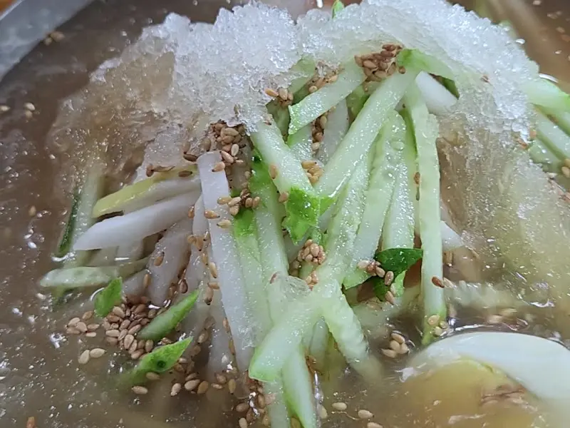 살얼음 동동 뜬 시원한 칡 물냉면