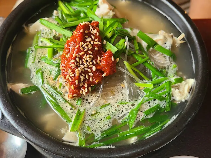 칼칼한 맛이 일품인 닭곰탕