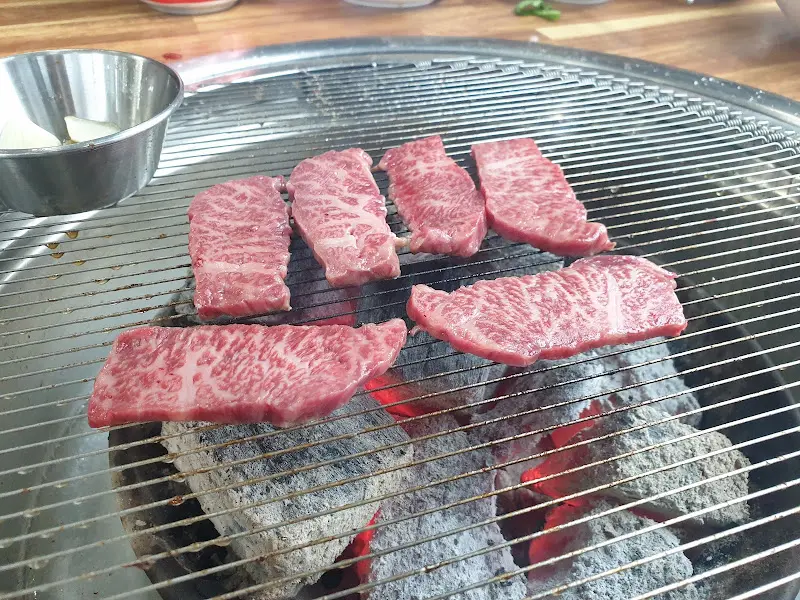 숯불 위에 구워지는 꽃살