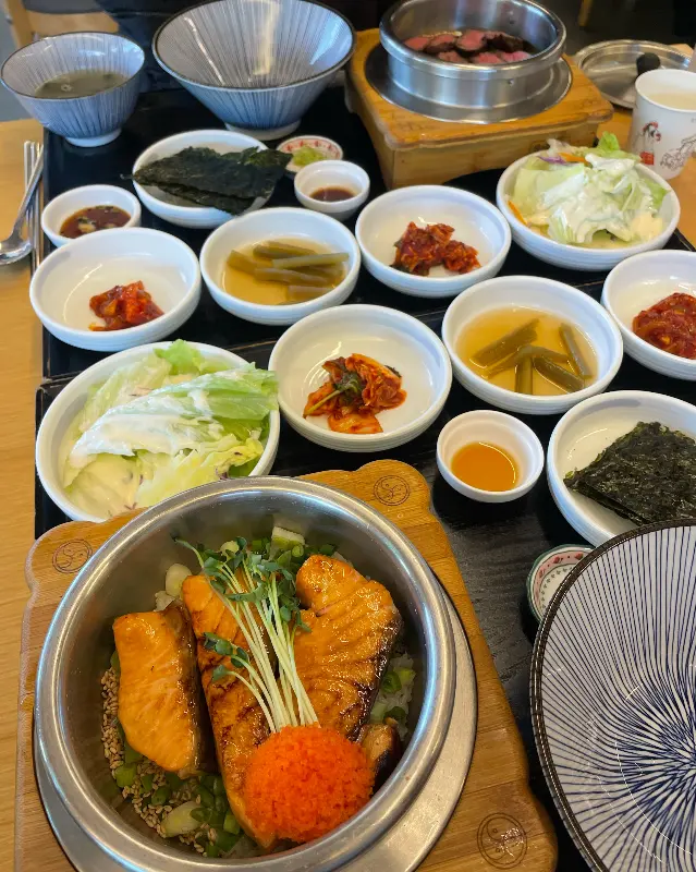 스테이크 솥밥과 연어 스테이크 솥밥 한상차림