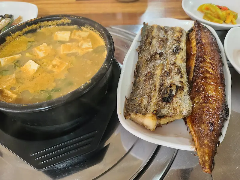 윤기 자르르 흐르는 갈치구이와 된장찌개