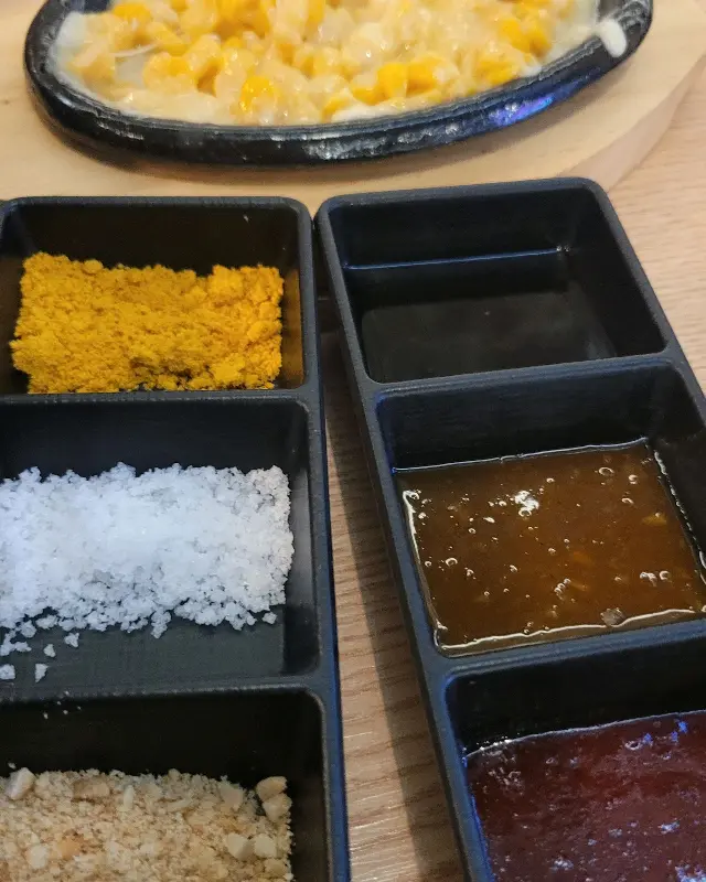 다채로운 소스와 콘치즈