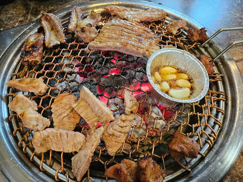 숯불 위에서 맛있게 익어가는 돼지갈비
