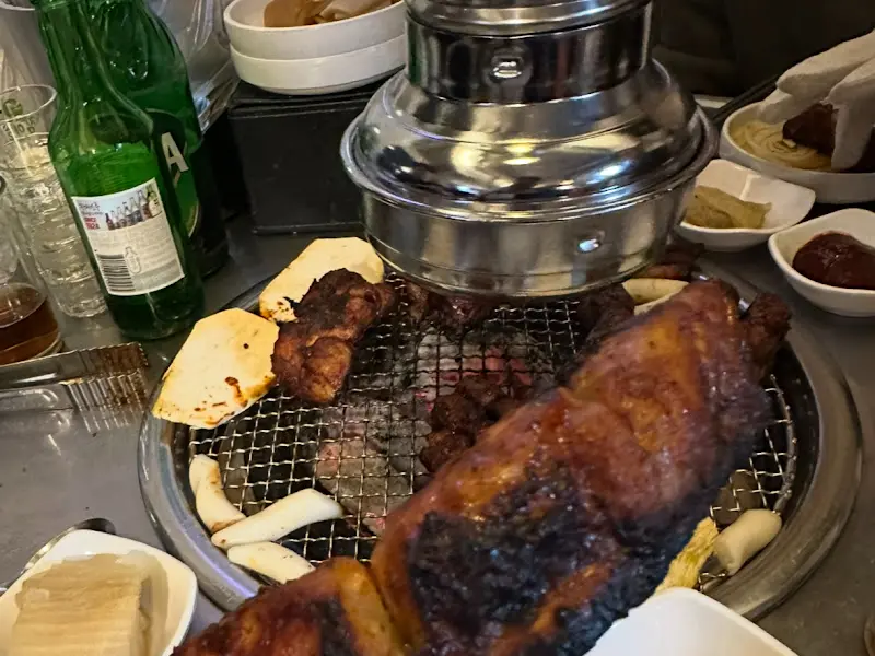 숯불 위 쪽갈비와 떡