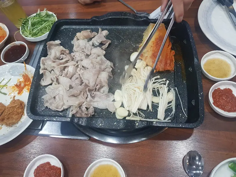 불판 위에서 익어가는 대패삼겹살