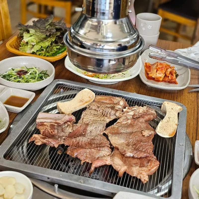 숯불 위에서 익어가는 돼지갈비