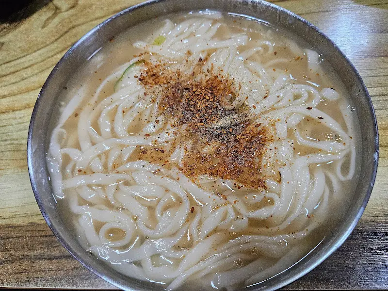 푸짐한 칼국수 한 그릇