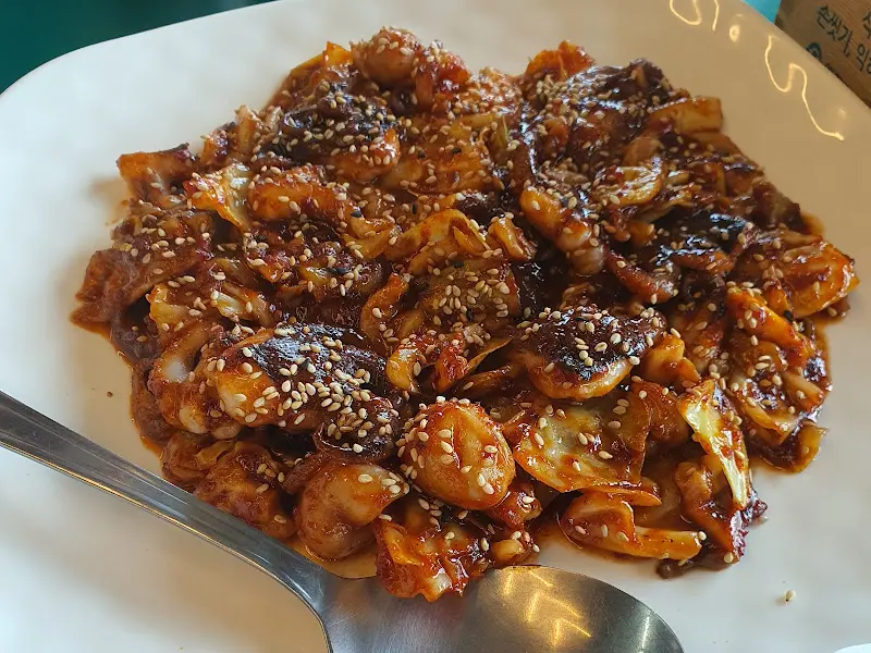 매콤한 양념으로 볶아진 주꾸미 볶음