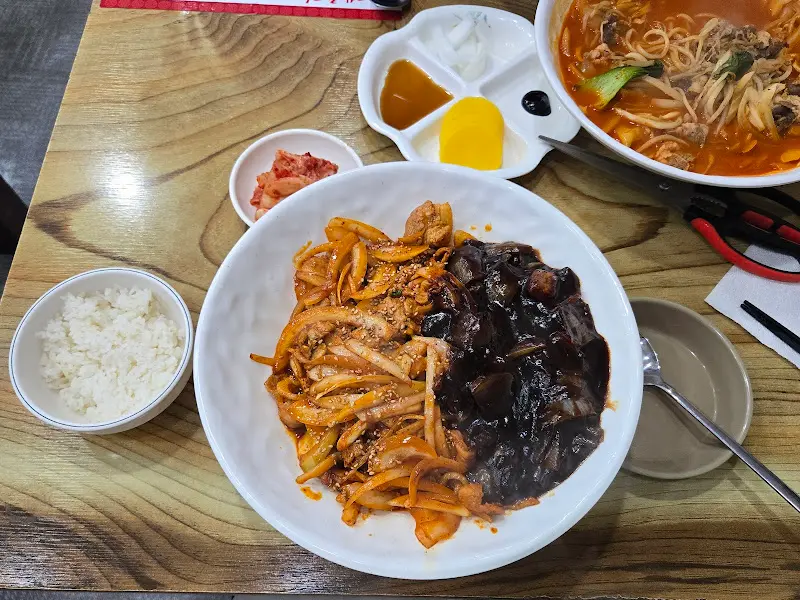 제육 짜장과 짬뽕의 조화