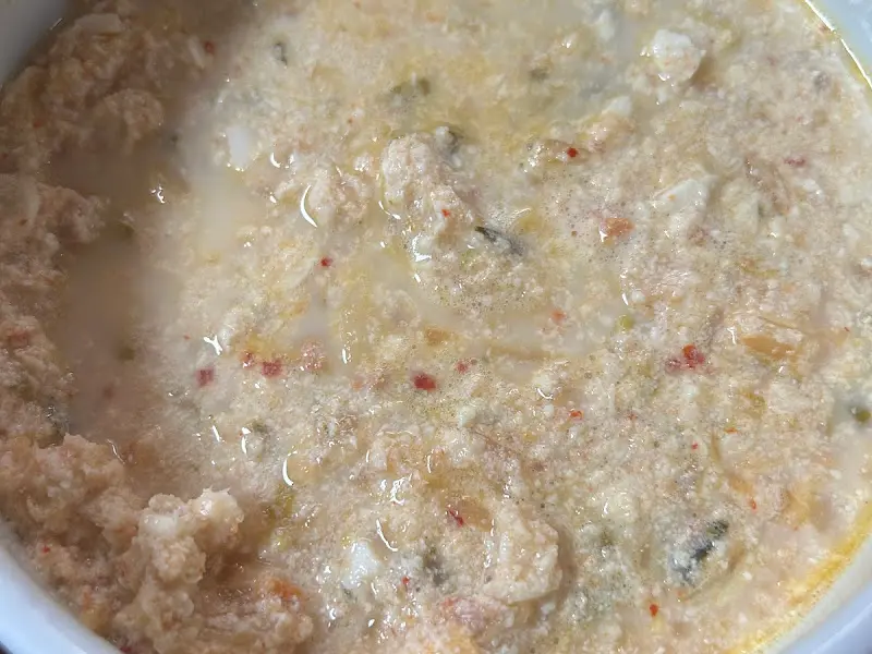 유명인들의 사인으로 가득 찬 벽