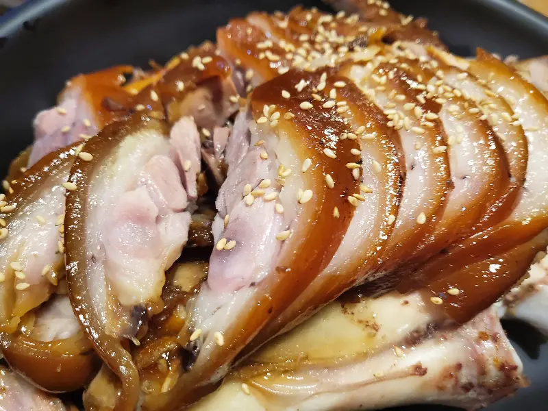 윤기가 흐르는 족발