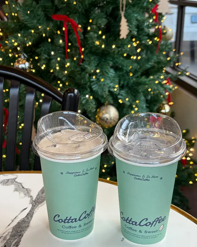 크리스마스 트리와 음료