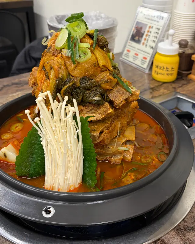 산더미처럼 쌓인 감자탕