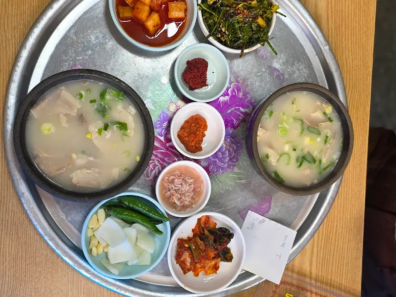 수육백반 한 상 차림