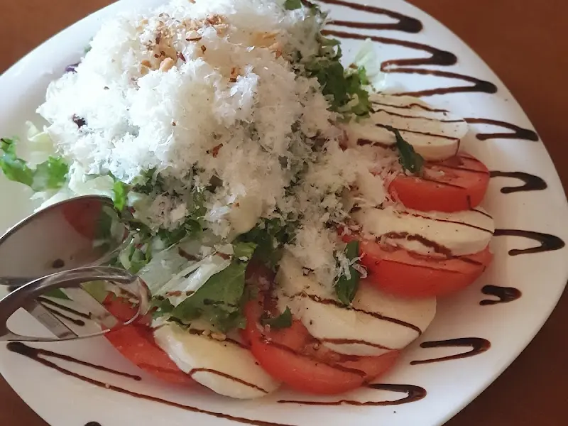 눈처럼 소복하게 쌓인 치즈가 인상적인 버섯 샐러드