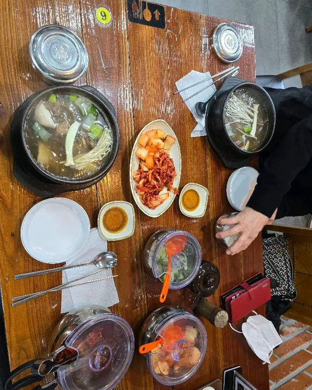 푸짐한 설렁탕과 갈비탕 한 상 차림