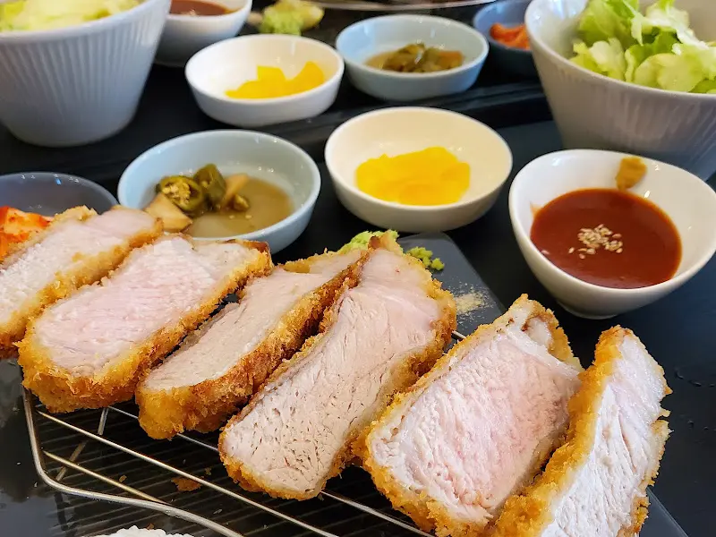 프리미엄 돈까스 한 상 차림