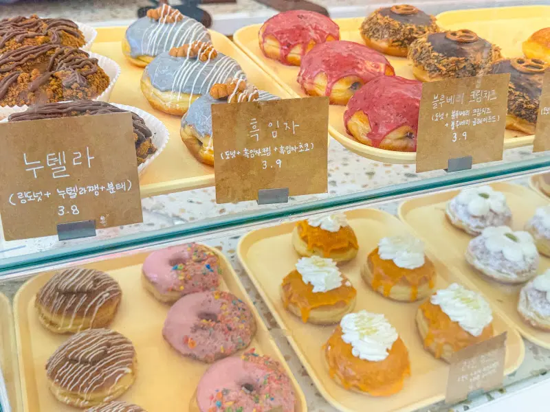 다양한 종류의 도넛