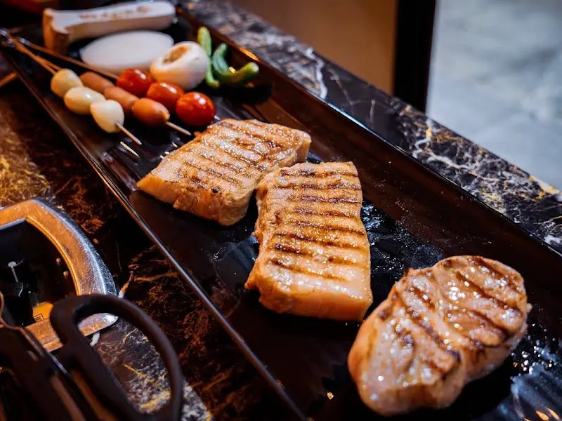 잘 구워진 흑돼지 오겹살