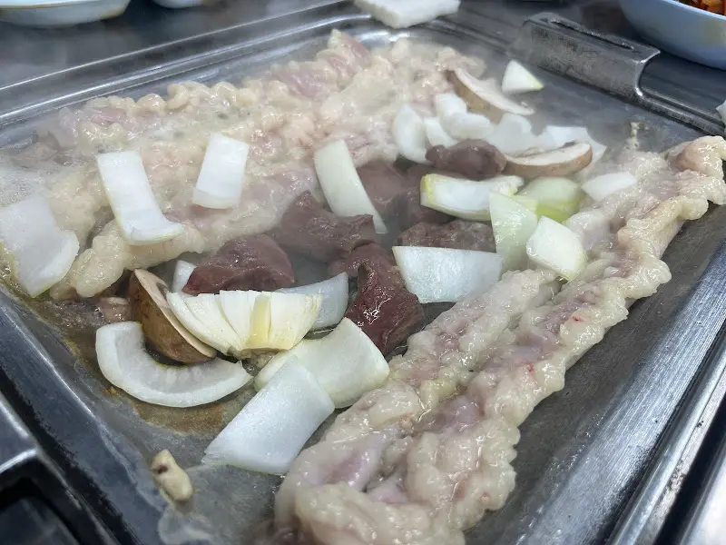 불판 위에서 익어가는 곱창