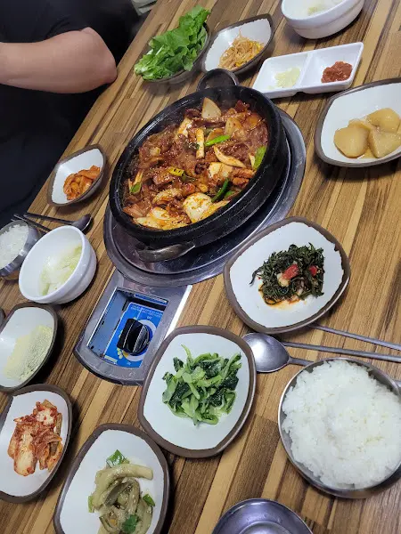 돌판 돼지불고기와 밑반찬