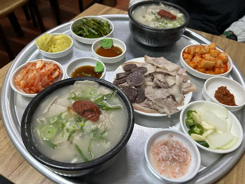돼지국밥 한 상 차림