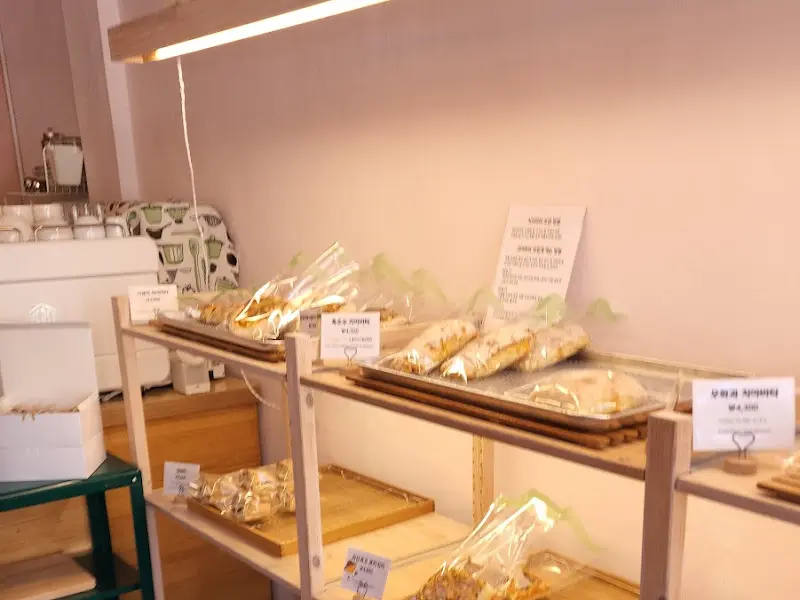 다양한 빵들이 진열된 모습