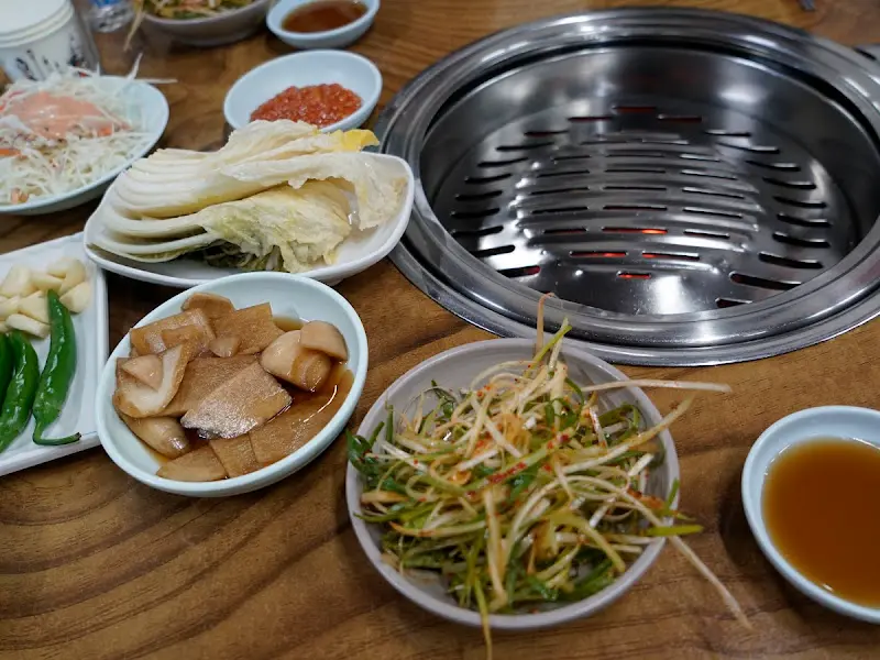 푸짐하게 차려진 기본 반찬