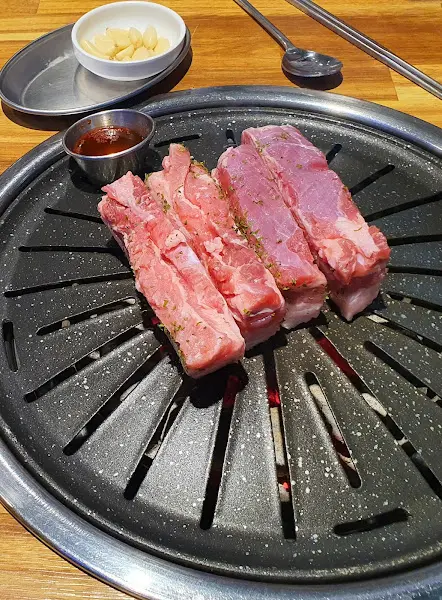 불판 위의 삼겹살