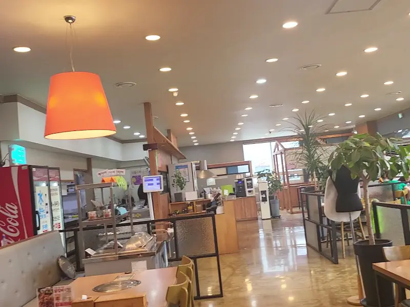 넓고 깨끗한 식당 내부