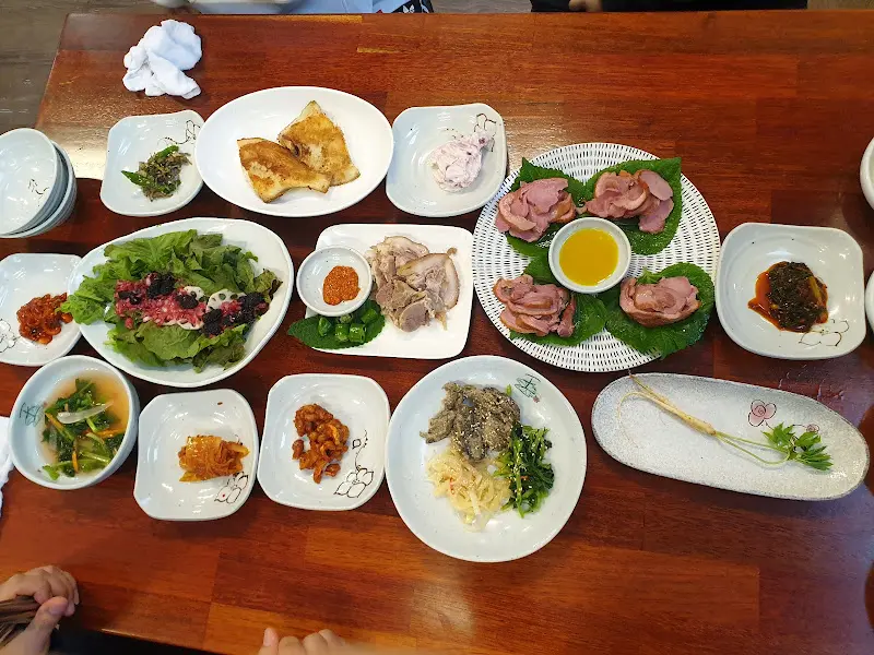 정갈하게 차려진 한상 차림