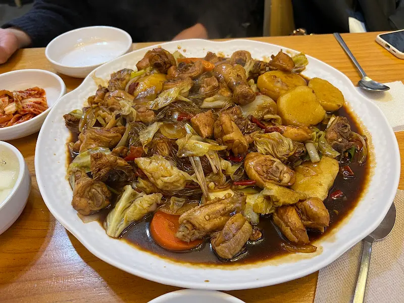 윤기가 자르르 흐르는 찜닭