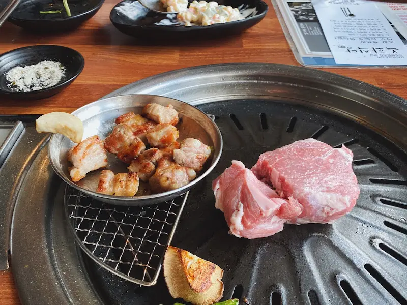 돼지 생갈비와 다양한 밑반찬