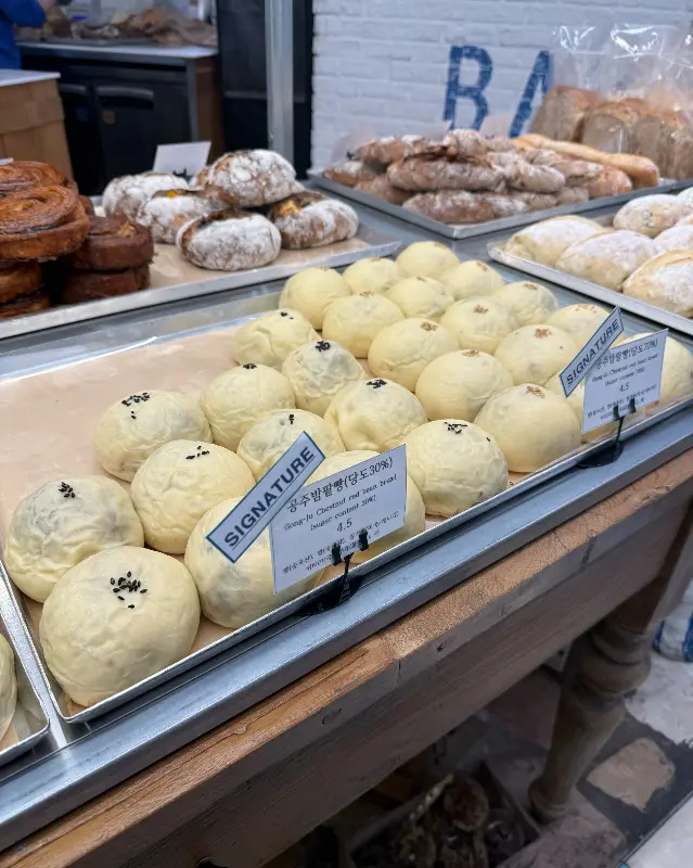 하츠베이커리 빵 진열대