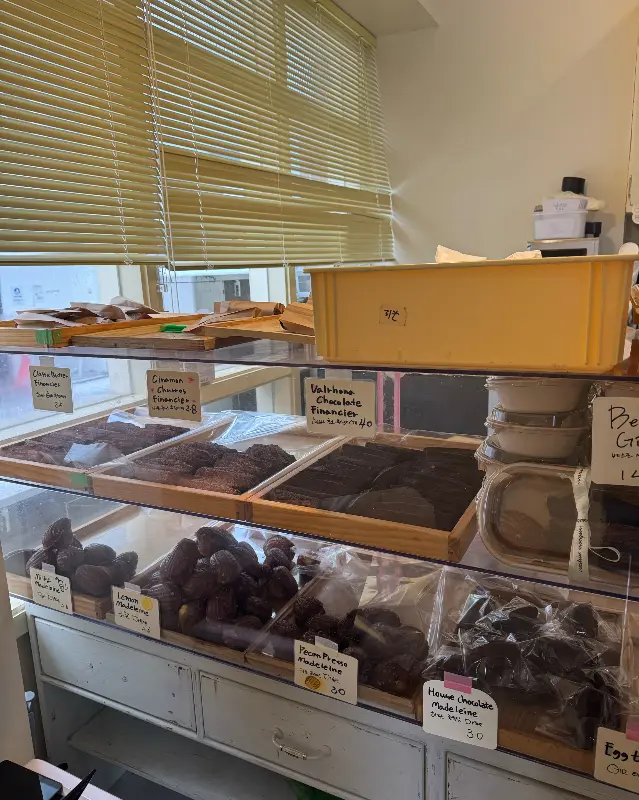 쇼케이스에 진열된 빵들