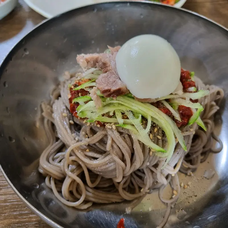 푸짐한 막국수 한 그릇