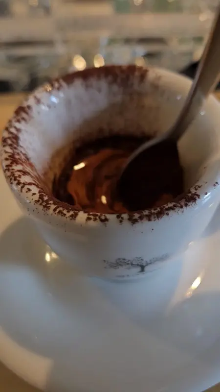 코코아 파우더가 뿌려진 에스프레소