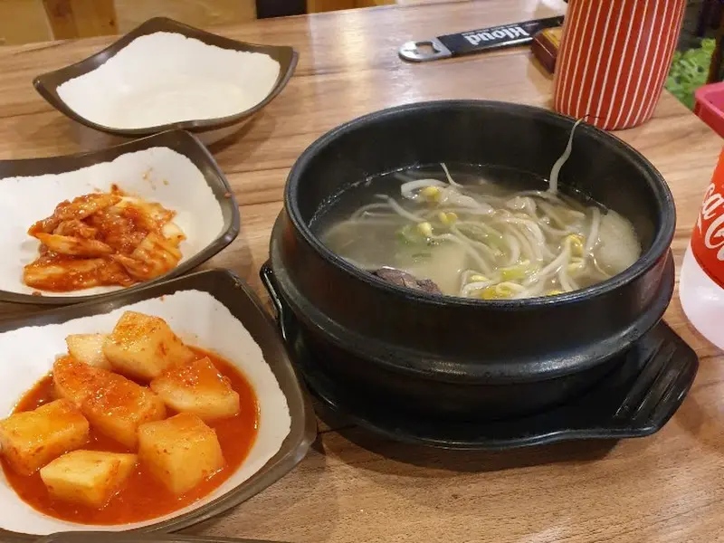 밑반찬으로 제공되는 선지국과 김치