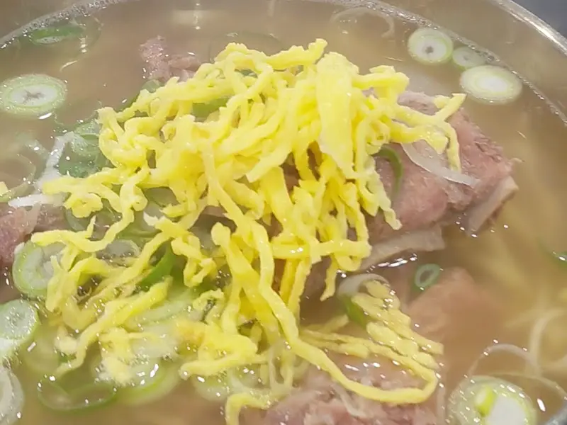 뽀얀 국물과 푸짐한 고기가 인상적인 뼈칼국수