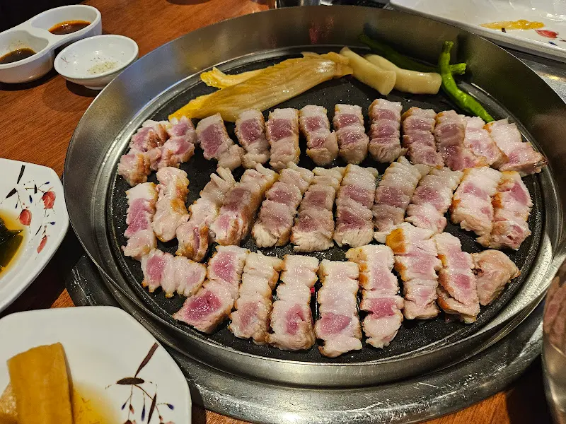 불판 위 삼겹살