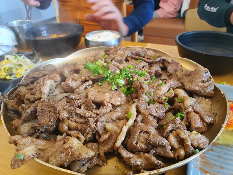 윤기가 흐르는 석쇠 불고기