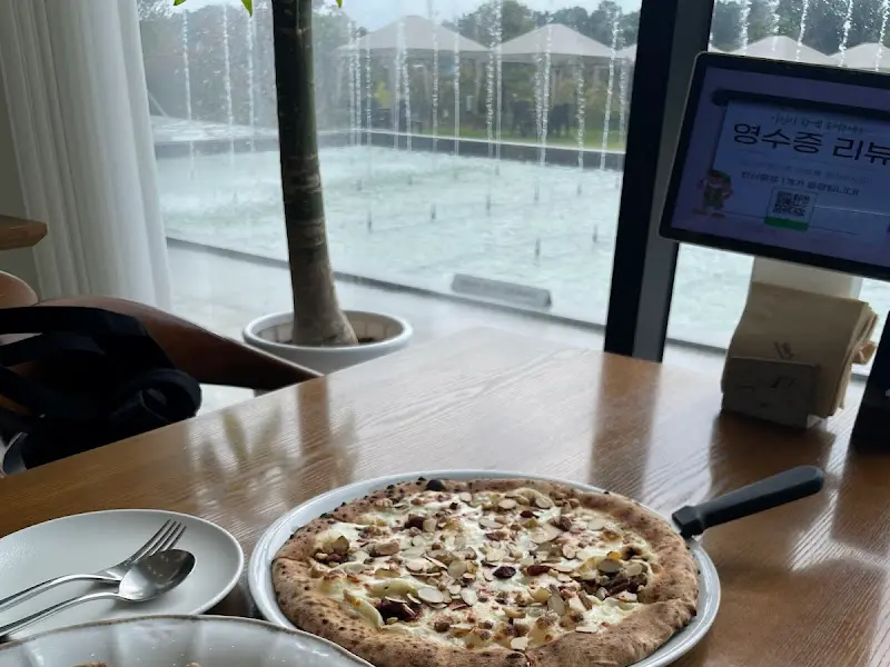 창밖으로 보이는 분수