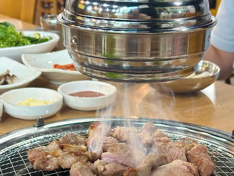 숯불 위에 올려진 소갈비살