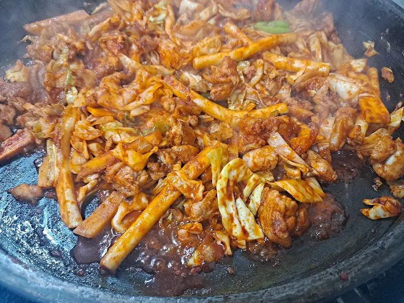 닭갈비가 철판 위에서 익어가는 모습